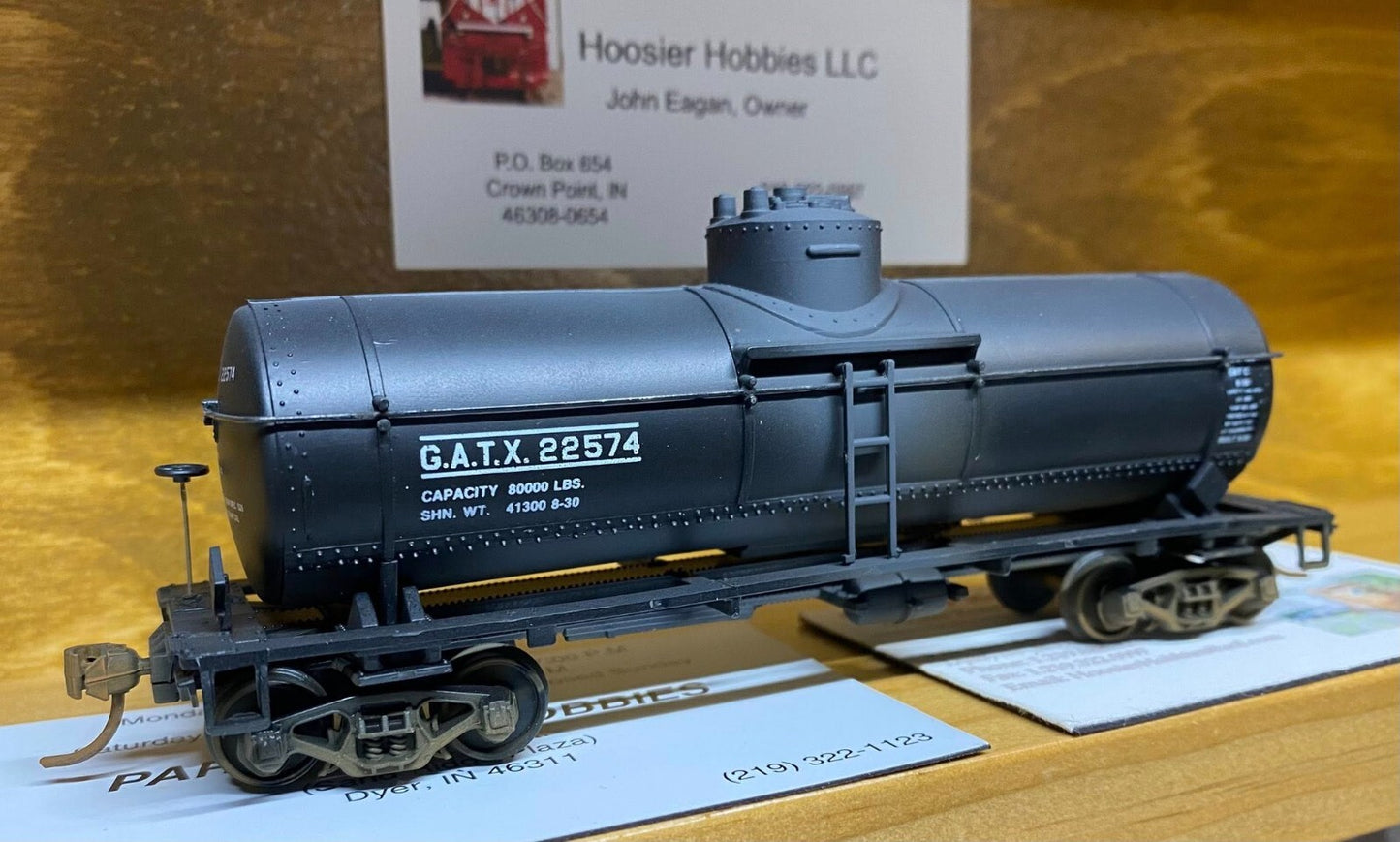 Walthers HO scale model tank car - Walthers 8,000 gallon tankcar GATX #22574 Built/Weathered HO Scale