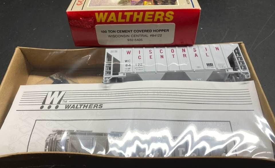 Walthers HO scale model covered hopper - Walthers 34' 100ton 2-bay covered hopper Wisconsin Central !