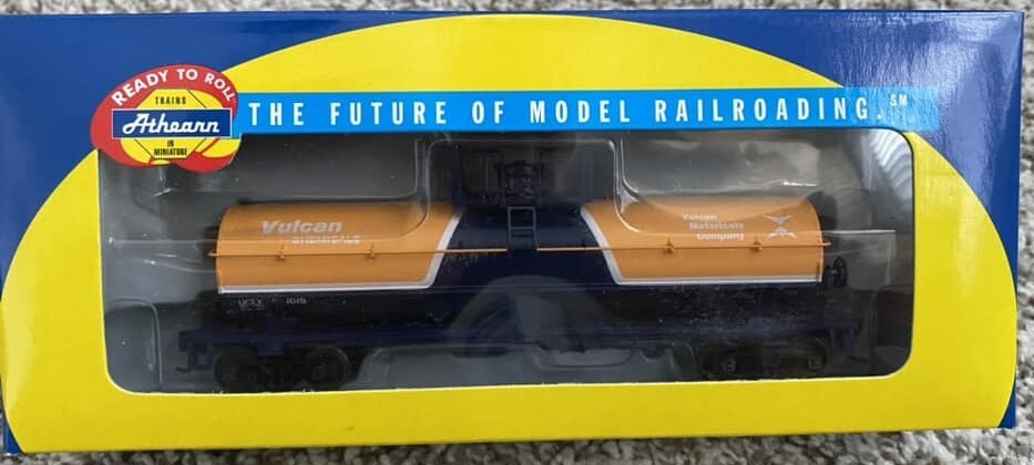Athearn HO scale model tank car - Athearn 40' Chemical Tankcar Vulcan Chemicals #1015
