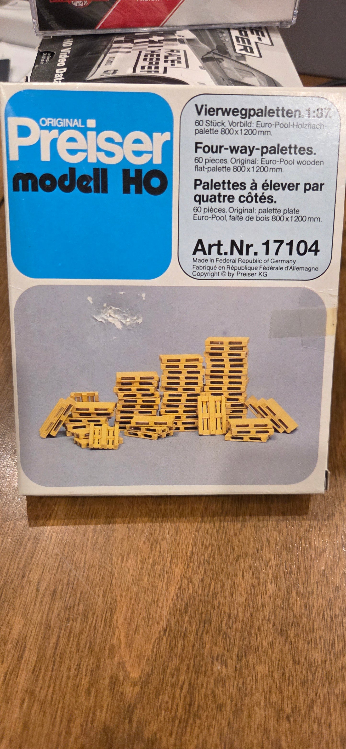 Preiser HO Scale 17104 Euro-Pool Wooden Four Way Flat Palette (Set of 60)