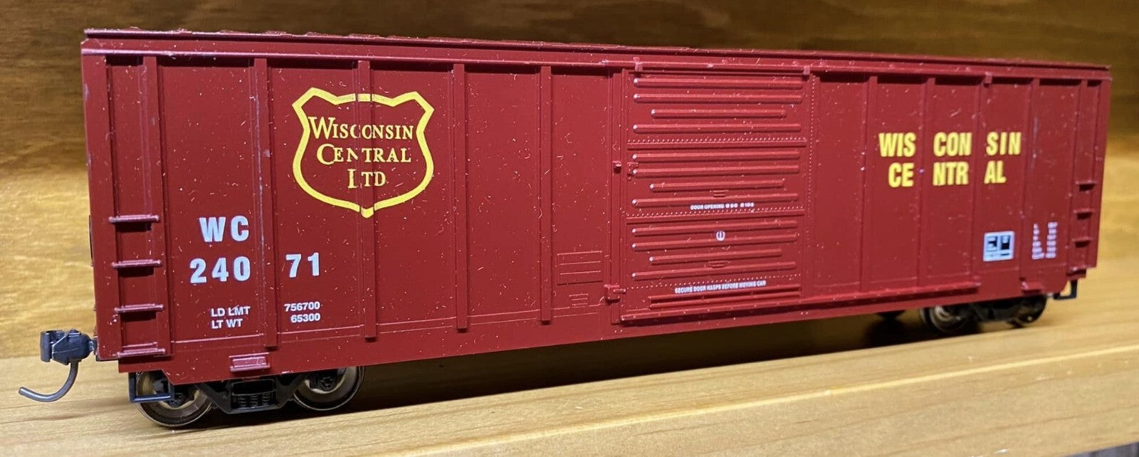 HO scale model boxcar - MDC/Roundhouse 50' boxcar Wisconsin Central #24071 HO Scale !