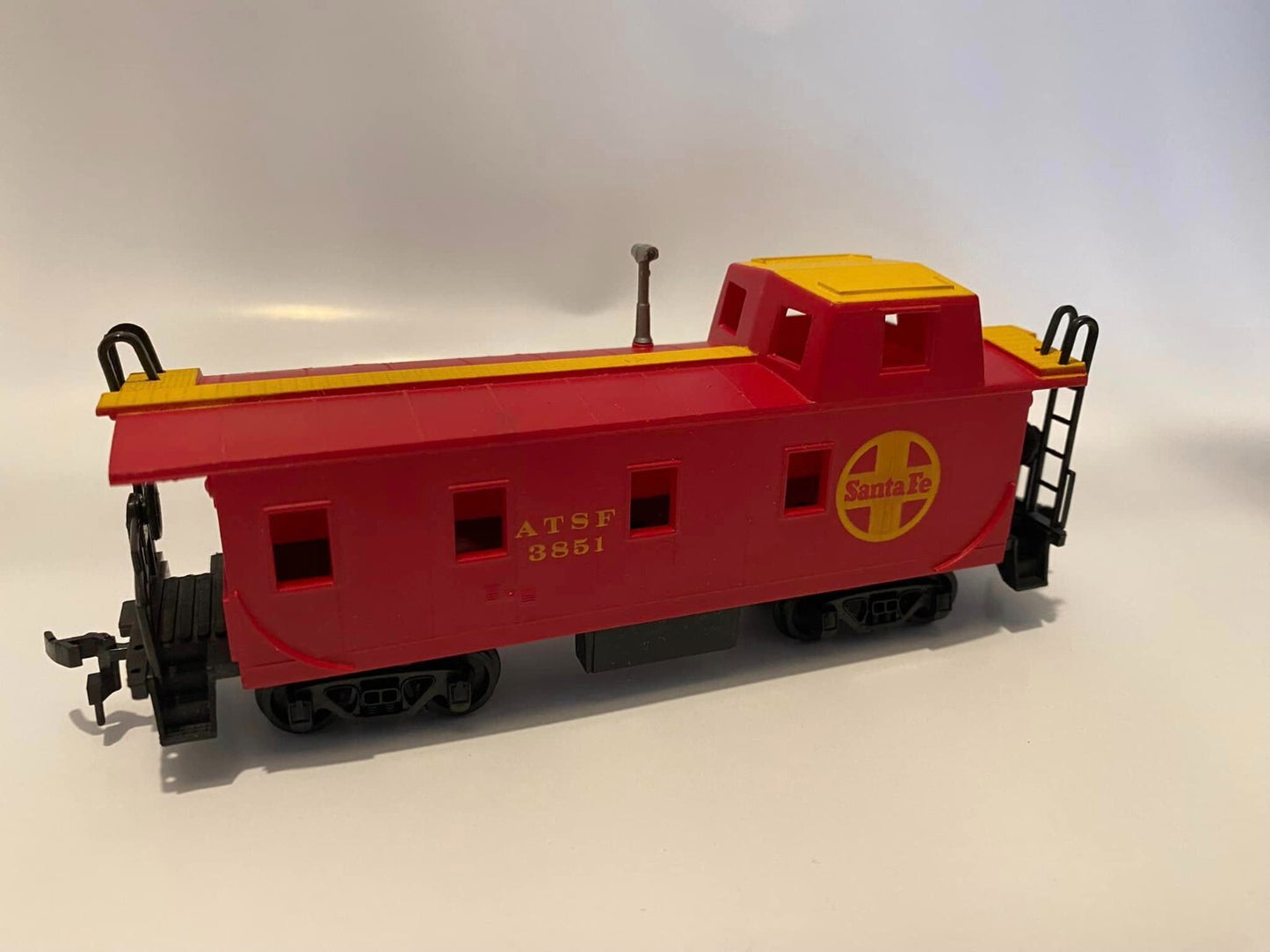 Bachmann HO scale model caboose - Bachmann 36' streamlined cupola caboose Santa Fe #3851