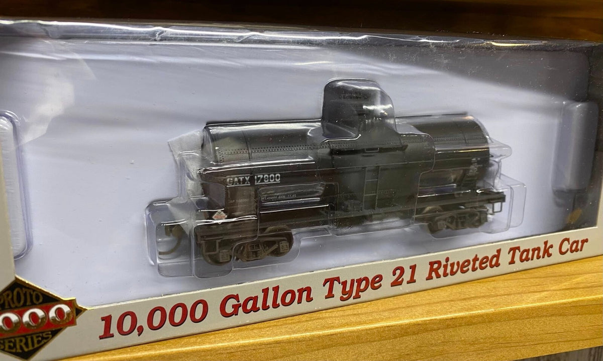 Proto 2000 HO scale model tank car - Proto 2000 10,000 gallon tankcar GATX #17800 Weathered HO Scale