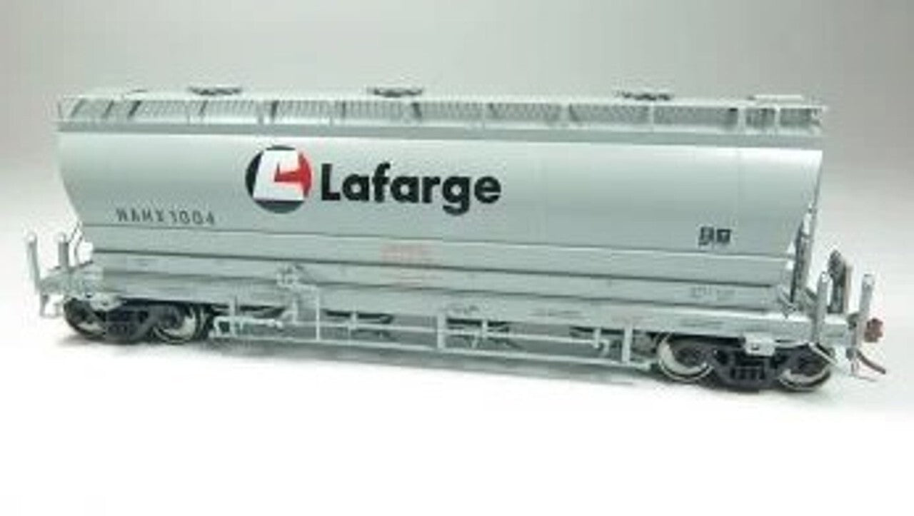 Rapido HO scale model covered hopper - Rapido Flexi-Flo Covered Hopper LaFarge #1009 HO SCALE