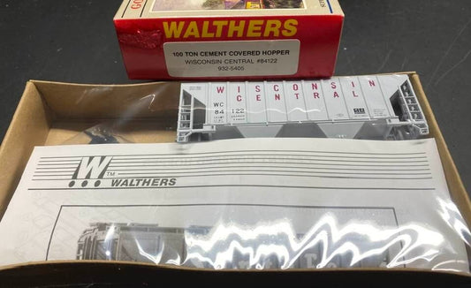 Walthers HO scale model covered hopper - Walthers 34' 100ton 2-bay covered hopper Wisconsin Central !