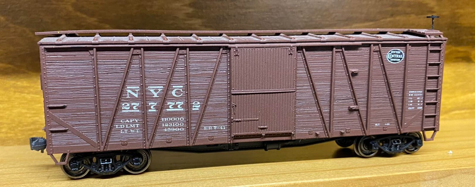 Accurail HO scale model boxcar - Accurail 40' outside braced boxcar steel ends NYC 277772 HO Scale Built from kit