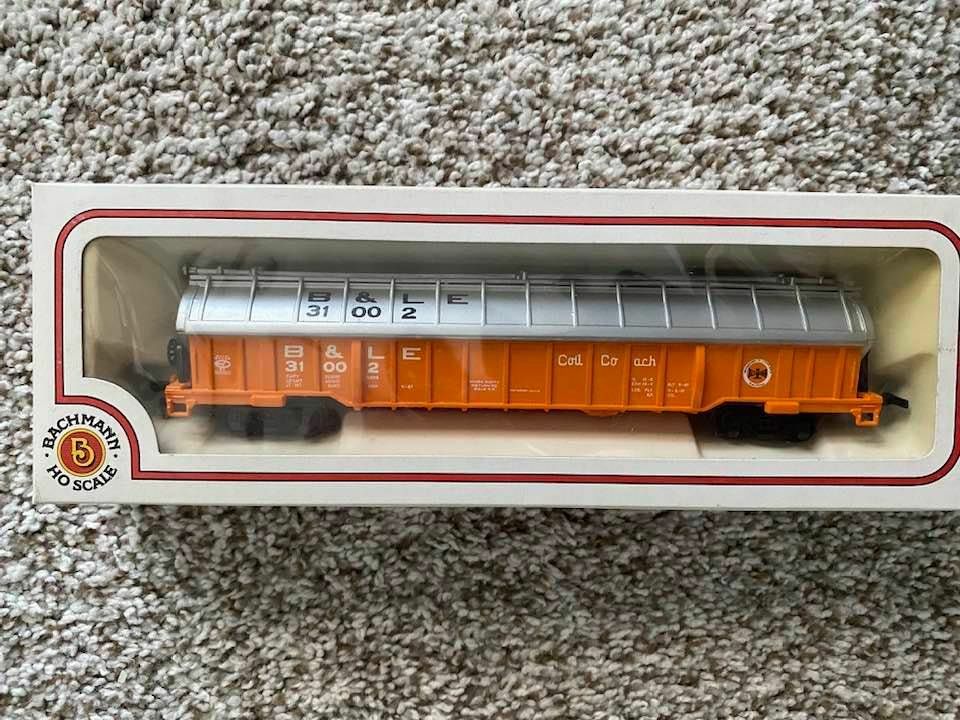 Bachmann HO scale model freight car - Bachmann Bessemer & Lake Erie Radial Cover Coil Car #31002