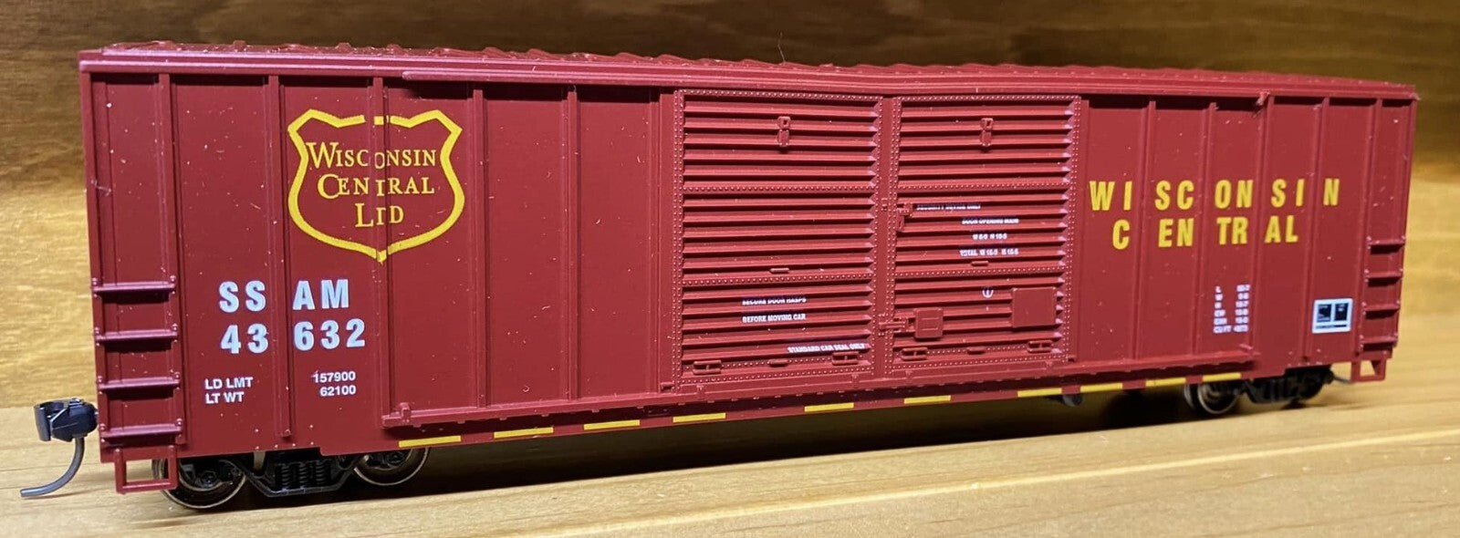 HO scale model boxcar - MDC/Roundhouse 50' boxcar Wisconsin Central #43632 HO Scale !