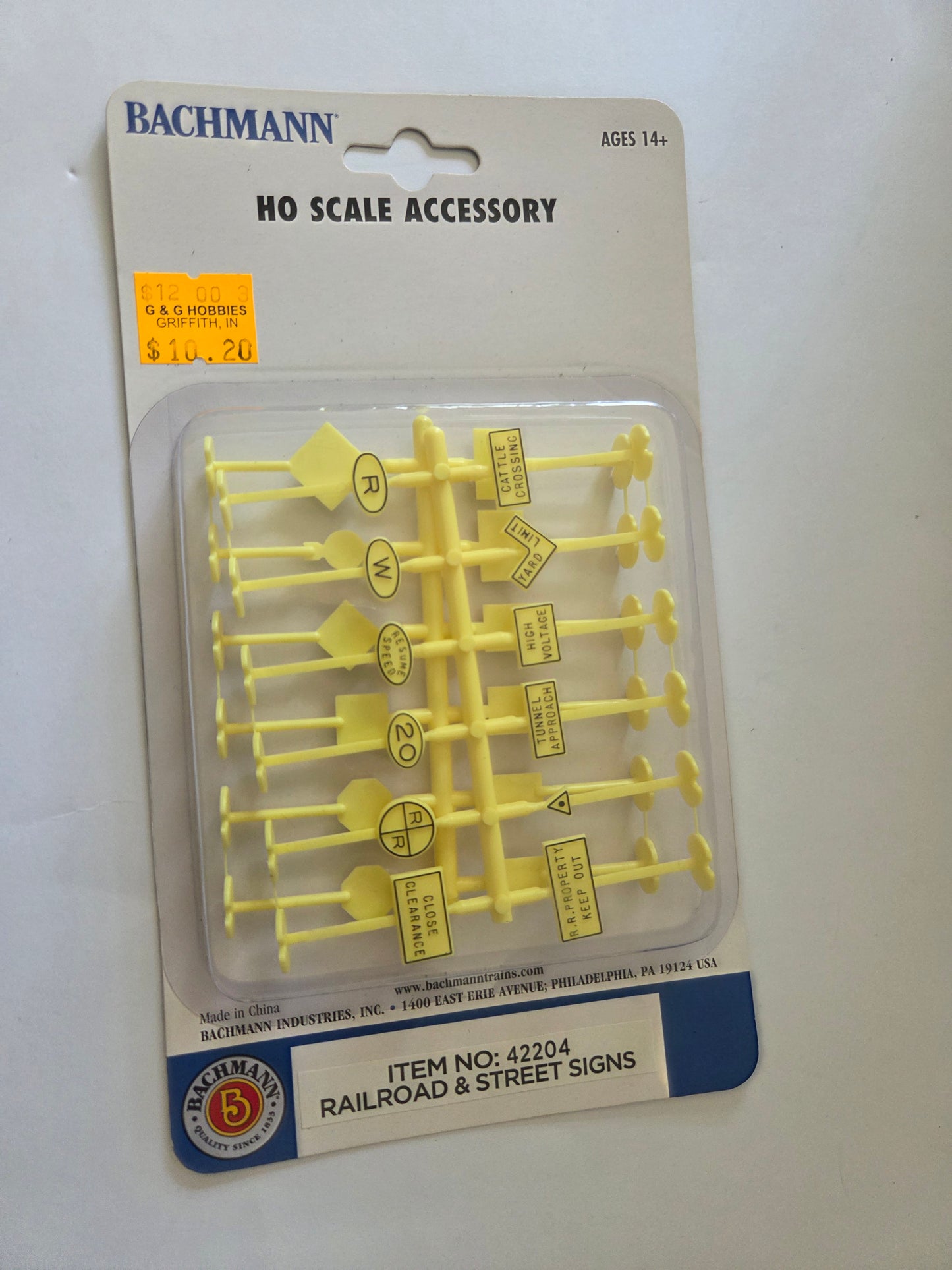 Bachmann HO Scale 42202 Scenery Railroad and Street Signs (24 pieces)