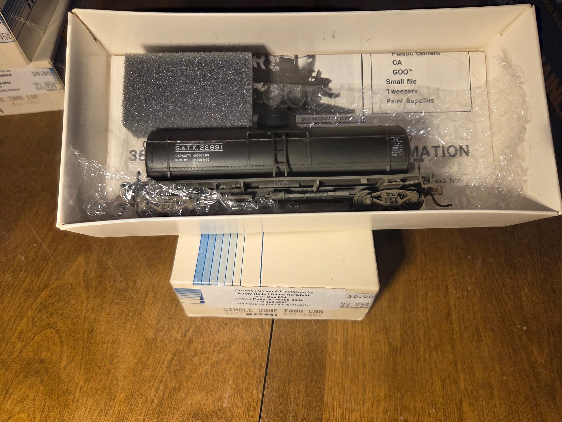 Walthers HO Scale 8,000 Gallon Tankcar GATX Built/Weathered #22691