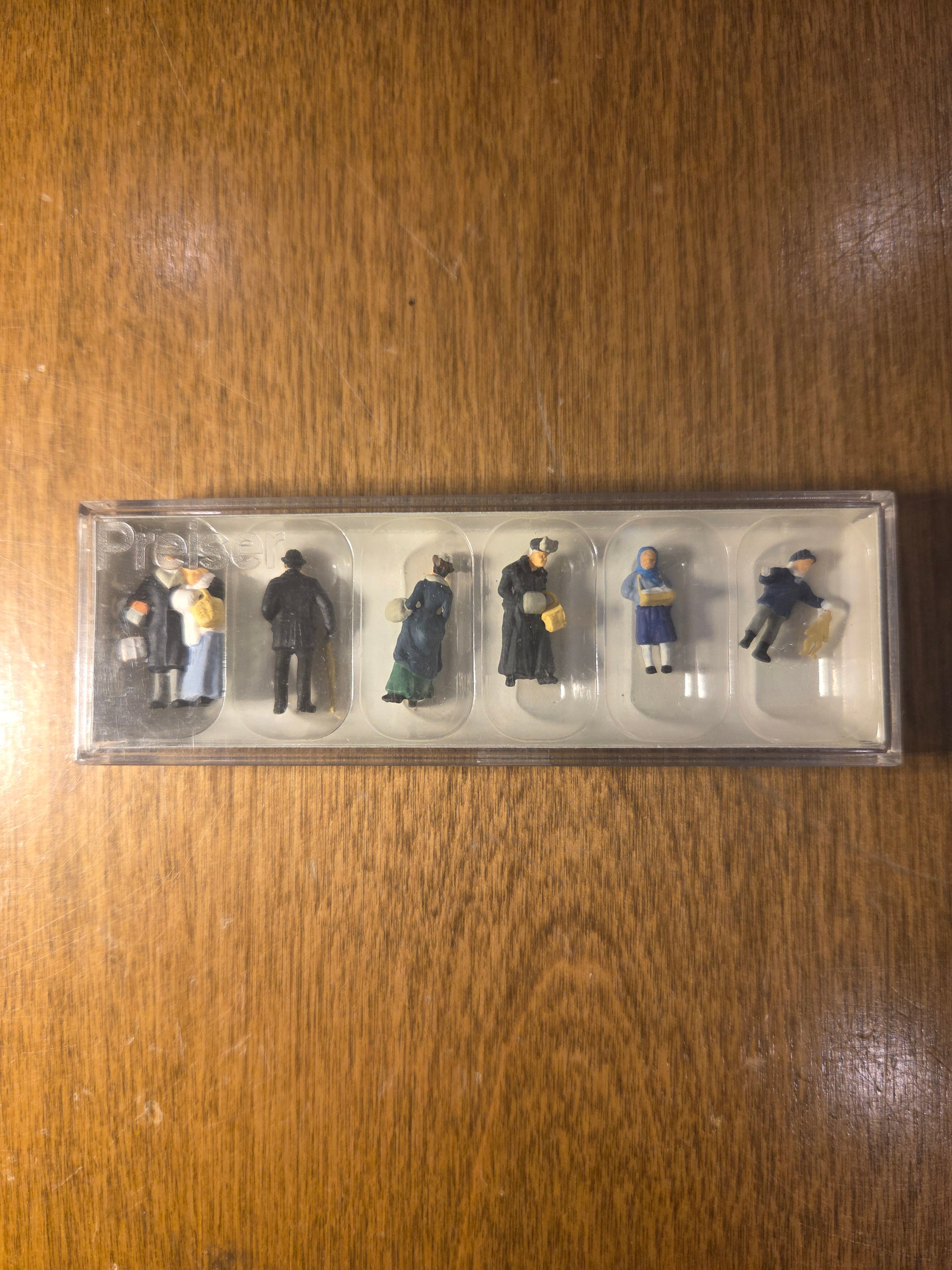 Preiser HO Scale 1900s People At Christmas Fair (Blue / White)