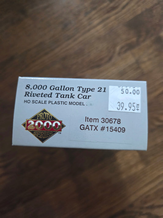 Walthers HO 30678 Tank Car 8,000 gallon tank car built and weathered GATX #15409