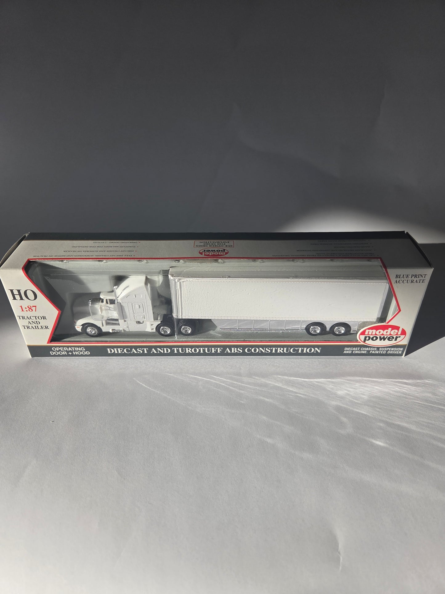 Model Power HO 21001 Vehicle Model Power 21001 1:87 Long Haul Tractor w/Racing Trailer White