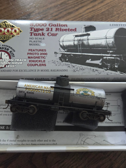 Walthers HO 30678 Tank Car 8,000 gallon tank car built and weathered GATX #15409