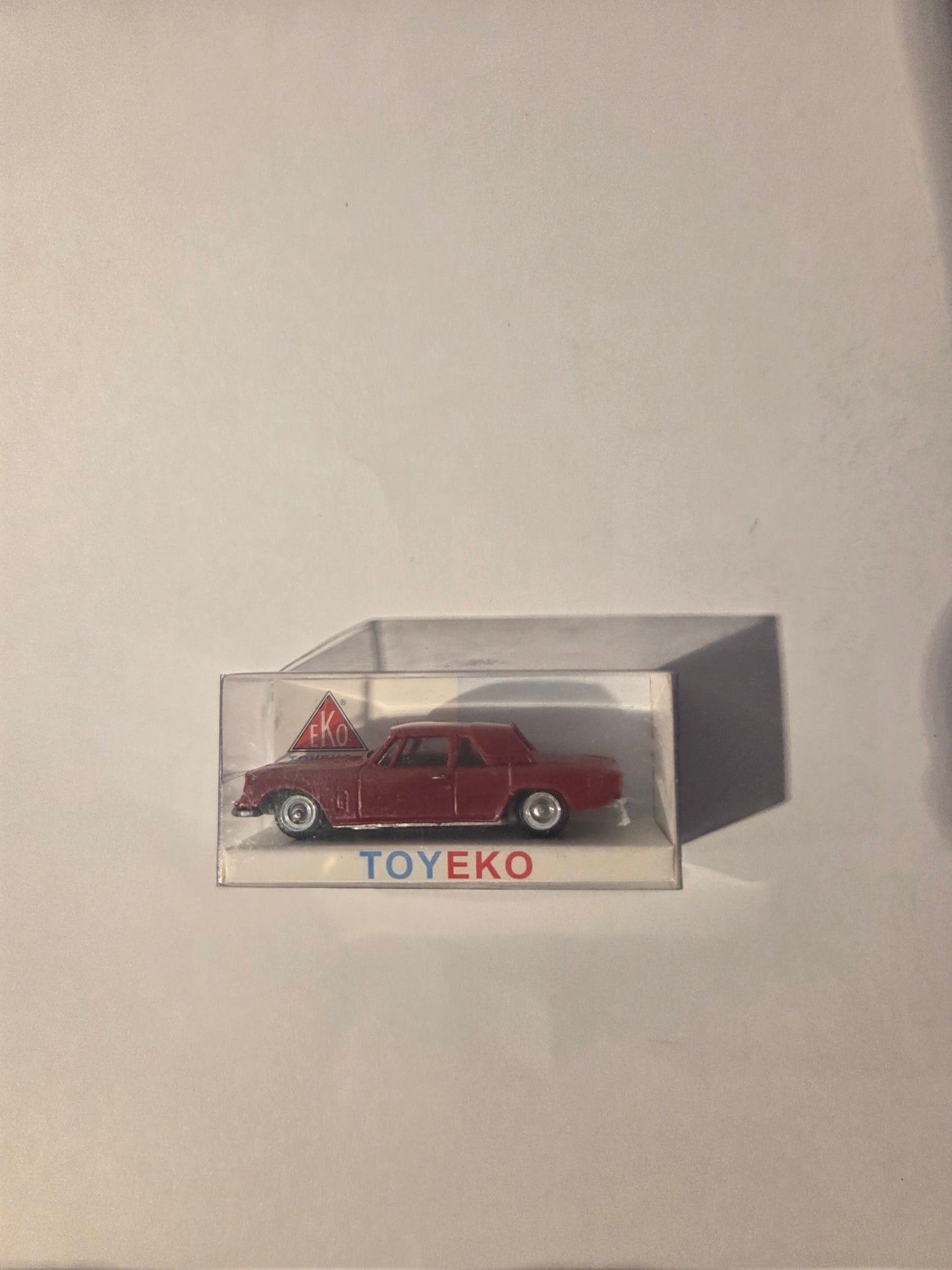 HO scale model railroad Vehicle - Toyeko HO 2070 Vehicle Automobile Studebaker Hawk - Assembled Red