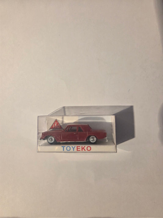 HO scale model railroad Vehicle - Toyeko HO 2070 Vehicle Automobile Studebaker Hawk - Assembled Red