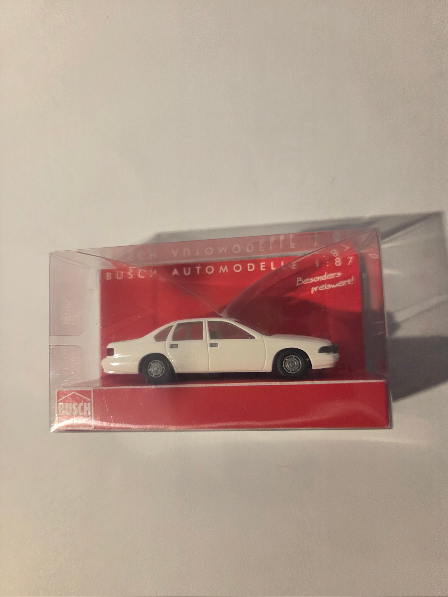 HO scale model railroad Vehicle - Busch HO 9209 Vehicle 1995 Chevrolet Caprice Sedan - Assembled White